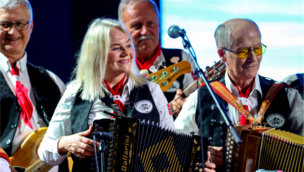 Lindesnes Trekkspillklubb spiller opp til dans med Risdal Touring