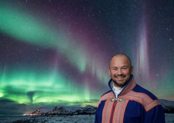 Bli med Risdal Touring på en unik reise til Finnmark og inn i samisk kultur og nordlysets magi - med Mikkel Gaup som veiviser. Veiviseren Mikkel Gaup.